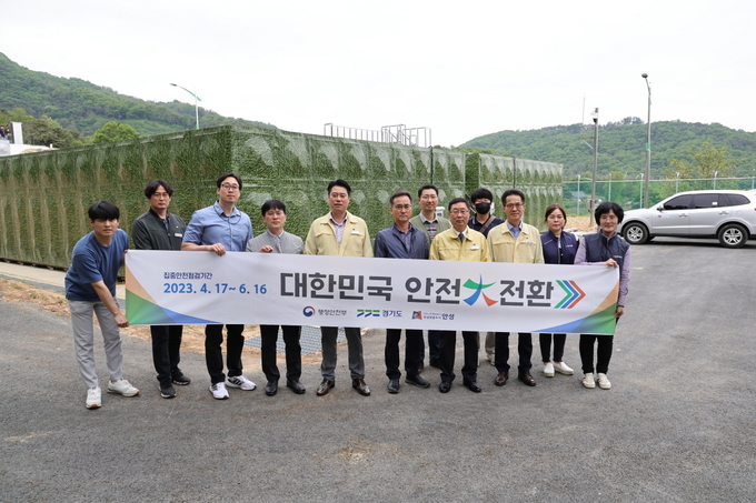김보라 안성시장이 대한민국 안전大전환 현수막을 들어보이고 있다. ⓒ 안성시 제공