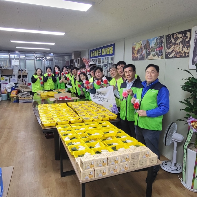 서구 봉사단체 ‘일손봉사단’, 어버이날 맞아 카네이션과 먹거리 전달 ⓒ 인천서구청 제공