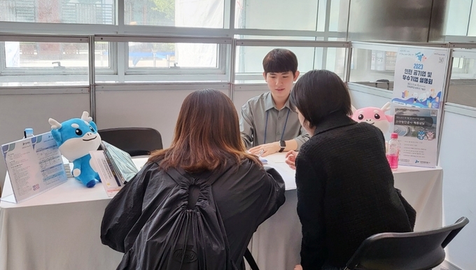IPA 담당자가 인천지역 구직자를 대상으로 채용 상담을 진행하고 있다 ⓒ 인천항만공사 제공