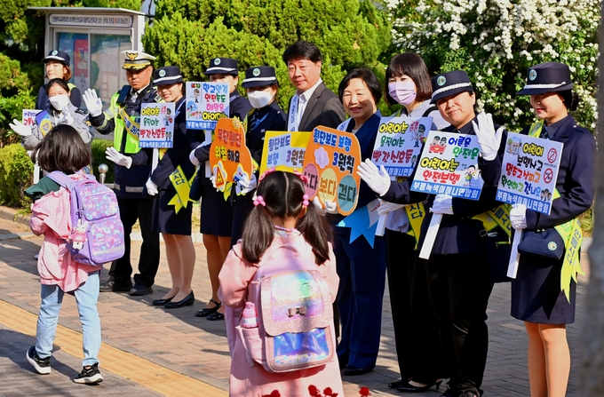 차준택 부평구청장, 산곡남초서 스쿨존 민‧관 합동 교통안전캠페인 실시하고 있다. ⓒ 부평구 제공