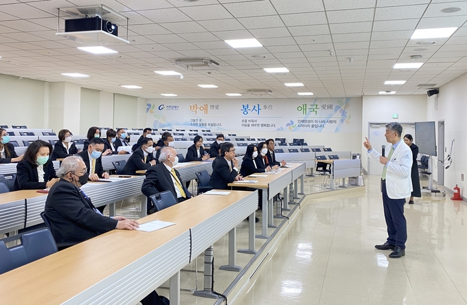 직업환경의학과 강성규 교수가 태국 사회보장청 관계자 방문에 설명하고 있다. ⓒ 가천대길병원 제공