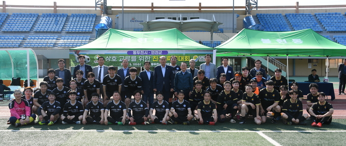 박형덕 동두천시장이,동두천시·연천군 상생협력 교류를 위한 공무원 친선 축구대회 개최하고 있다. ⓒ 동두천시 제공