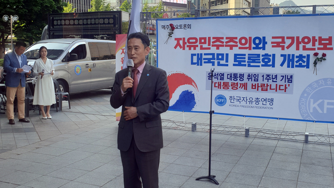자유총연맹 신동혁사무총장이 토론회에 앞서 참여국민께 인사 드리고있다. ⓒ 한국자총 제공
