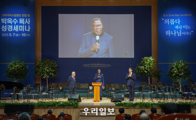 토마스 야이 보니(Thomas Yayi Boni) 베냉 前 대통령이 인사말을 하고 있다.(사진=기쁜소식인천교회)