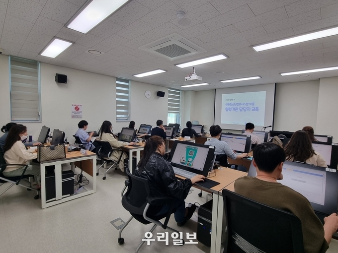 인천시청소년활동진흥센터가 계양청소년문화의집에서 올해 상반기 인천청소년정보시스템 이룸 담당자 교육을 진행하고 있다.(사진=인천시청소년활동진흥센터)