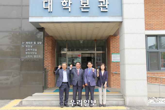 임춘건 한국폴리텍 기획훈련이사가 남인천캠퍼스를 방문해 기념촬영을 하고 있다.(사진=한국폴리텍대학 남인천캠퍼스)