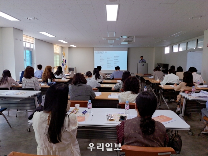 충주시 치매안심센터가 보건소 4층 다목적실에서 치매사업담당자를 대상으로 올해 치매전문인력 역량강화 교육을 진행하고 있다.(사진=충주시 치매안심센터) 