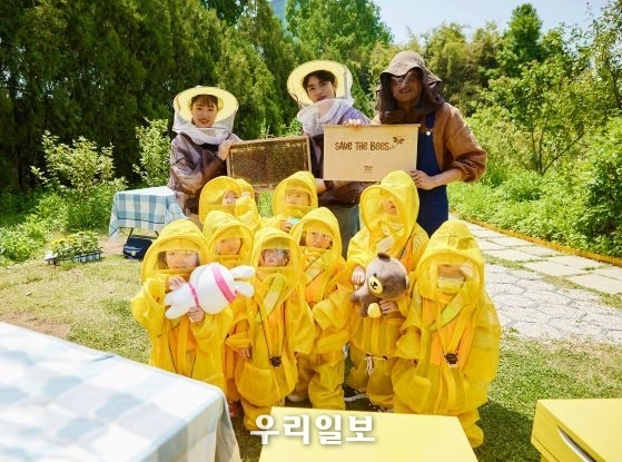 지난 11일 서울 성동구 서울숲 K-Bee 도시양봉장에서 열린 꿀벌 체험행사에서 박진 어반비즈 대표(좌측 세 번째)와 KB금융그룹이 후원하는 차준환(좌측 두 번째), 이해인(좌측 첫 번째) 피겨스케이팅 선수가 아이들과 기념촬영을 하고 있다.
