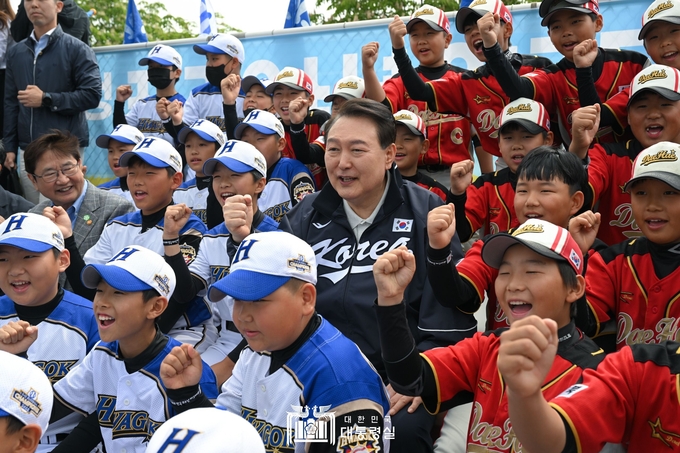 5월 14일 윤석열 대통령은 대통령실 초청 전국 유소년 야구·축구 대회 현장을 찾아 선수들을 격려하고 경기를 관람했다. ⓒ 대통령실 제공