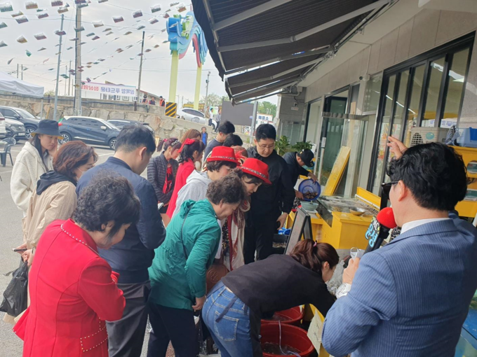 인천 중구 삼목항 어부장터에 시민들이 장사진을 치고 있다. ⓒ 중구청 제공