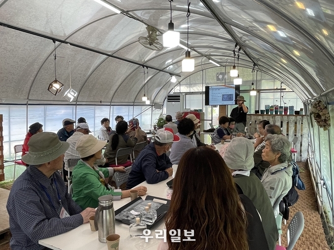 충주시 치매안심센터가 산림·농림 치매 전문치유농장 연계한 프로그램을 운영하고 있다.(사진=충주치매안심센터)