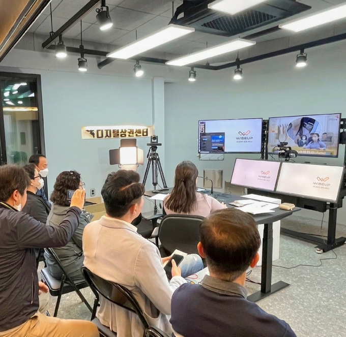 부평상권르네상스, 상인 대상 디지털 상권센터 활용 교육 진행하고 있다. ⓒ 부평구 제공