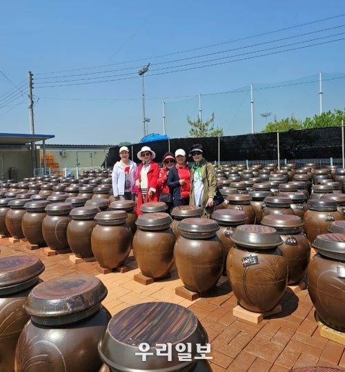 지난 5월 13일 (사)대한기자협회 어머니기자단 합동취재팀이 경기도 연천군 소재 농업법인 안심촌농원을 현장 취재 후 기념촬영을 하고 있다.