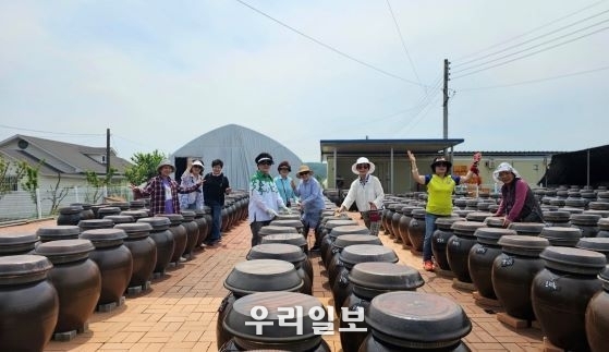 지난 5월 13일 (사)대한기자협회 어머니기자단 합동취재팀이 경기도 연천군 소재 농업법인 안심촌농원을 현장 취재 후<br>
기념촬영을 하고 있다.