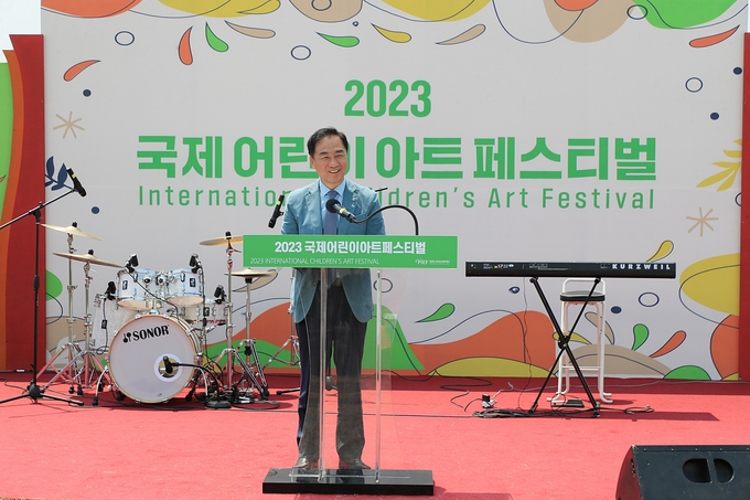 정장선 평택시장이 2023 국제 어린이 아트 페스티벌 개막식에서 인사말을 하고 있다. ⓒ 평택시 제공