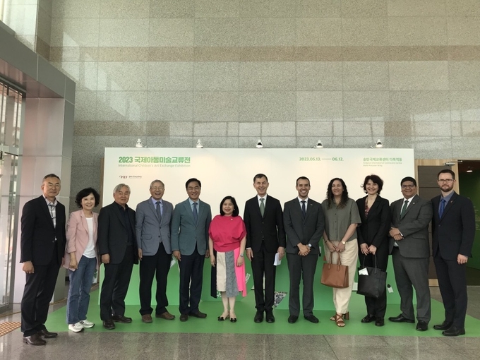 왼쪽부터 차상돈 평택시국제교류재단 사무처장, 평택시의회 최선자 의원, 평택시교육지원청 이종민 교육장, 한동만 평택시국제교류재단 고문, 정장선 평택시장, 마리아 테레사 디존-데베가 주한 필리핀 대사, 구스타브 슬라메취카 주한 체코 대사, 주한 콜롬비아대사관 후안 세바스티안 카스테야노스 2등 서기관, 주한 페루대사관 아이데 데싸 끌라보 2등 서기관, 주한 불가리아대사관 카티나 노브코바 공관차석, 주한 페루대사관 장까를로 브레냐 알레그레 3등 서기관, 주한 라트비아대사관 페테리스 포드빈스키스 참사관 ⓒ 평택시 제공