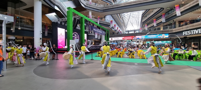 “싱가포르 KOREA FAIR 2023” 행사에서 공연을 펼쳐 관람객의 열띤 환호를 받았다. ⓒ 안성시 제공