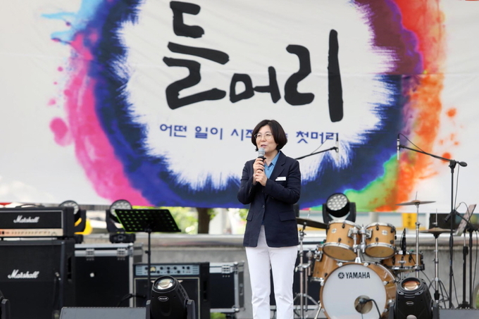 김보라 안성시장이 ‘2023 안성시 청소년 어울림마당 Opening 들머리’ 행사에 인사말을 하고 있다. ⓒ 안성시 제공