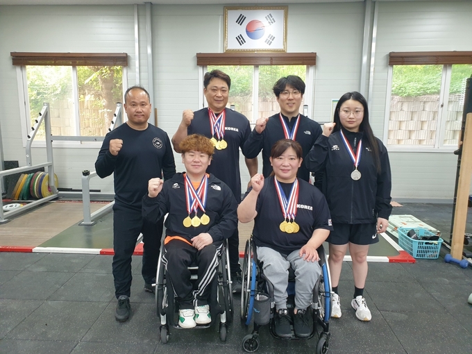 평택시청 장애인역도팀 두 대회 연속 전원 메달 획득하고 기념촬영을 하고 있다. ⓒ 평택시 제공