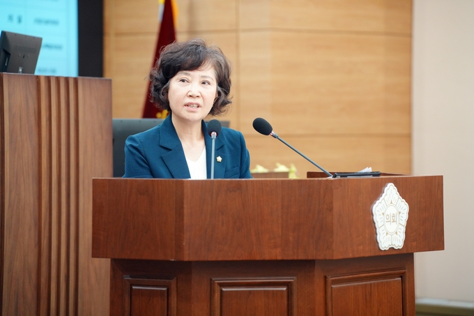 최선자 의원이 평택시 무형문화재 보존 및 지원, 평택농악 정상화 방안 등에 대해 최원용 부시장과 일문일답을 주고받고 있다. ⓒ 평택시의회 제공
