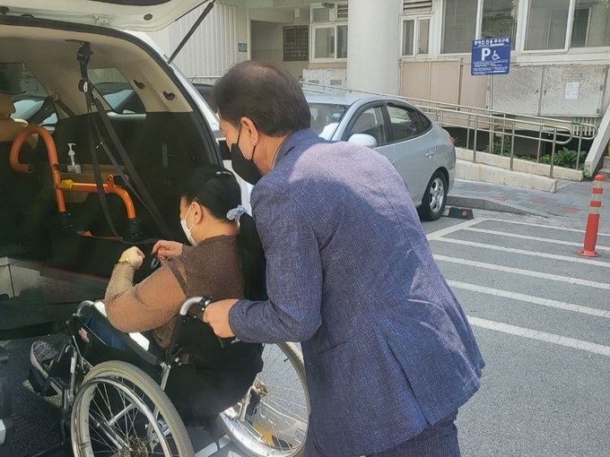평택도시공사 임원진이 교통약자 콜택시를 직접 탑승하는 동승체험을 실시하고 있다. ⓒ 평택도시공사 제공