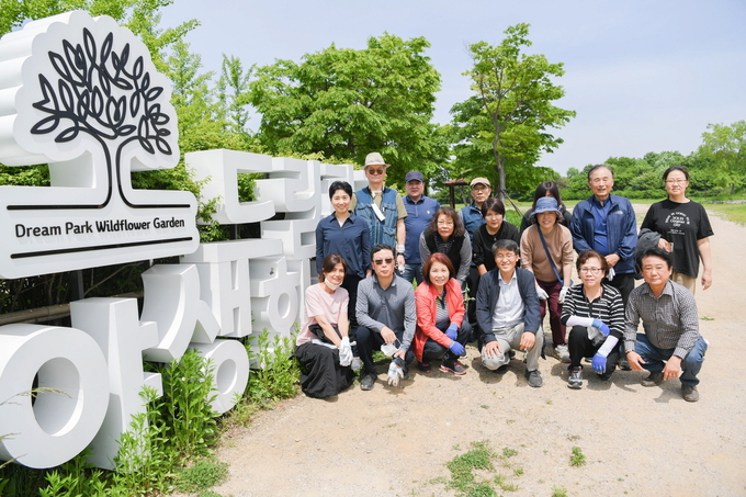 수도권매립지공사,드림파크 시민문화교실 단체사진 촬영을 하고 있다. ⓒ 수도권매립지공사 제공