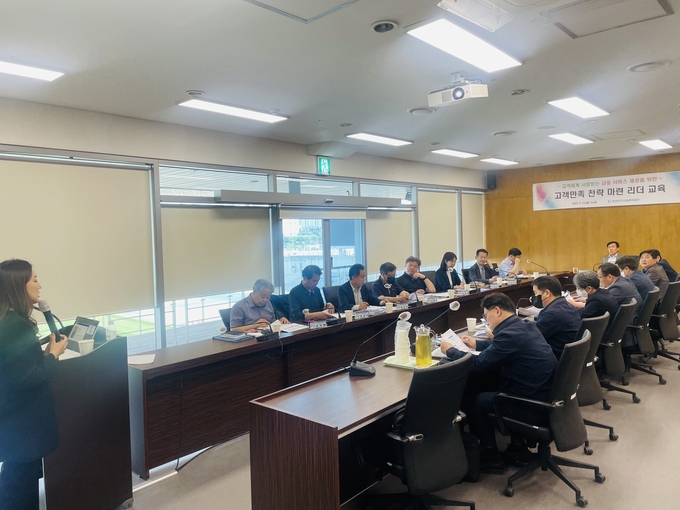 구재용 인천서구시설관리공단 이사장이, 부서장을 대상으로 CS 전략 설정을 위한 교육을 진행하고 있다. ⓒ 인천서구시설관리공단 제공