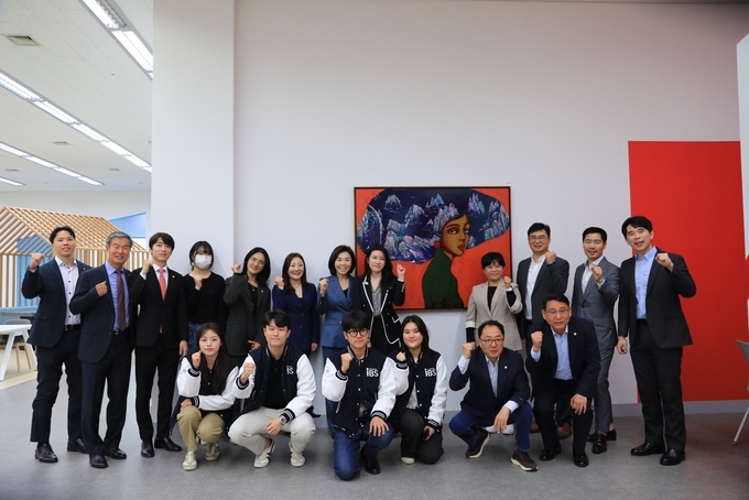 박민협 연수구의원이 인천글로벌캠퍼스(IGC) 도서관에 전시하는 제막식을 진행 후 기념촬영을 하고 있다. ⓒ 박민협의원실 제공
