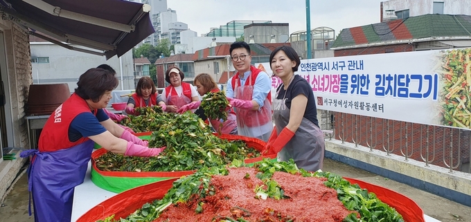 서구 여성자원활동센터가 ‘독거노인 및 소년·소녀 가장을 위한 봄김치’ 나눔 행사 진행하고 있다. ⓒ 서구여성자원활동지원센터 제공