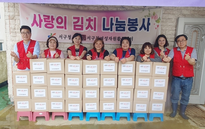 서구 여성자원활동센터가 ‘독거노인 및 소년·소녀 가장을 위한 봄김치’ 나눔 행사 진행하고 있다. ⓒ 서구여성자원활동지원센터 제공