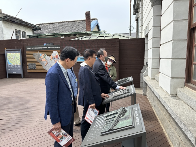 중구가 열린관광지 개항장 시각장애인 대상 투어 프로그램을 운영하고 있다. ⓒ 중구청 제공