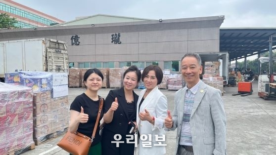 한국중소기업주주마켓과 엑스턴 코리아 김해연 대표(왼쪽 두번째)와 임직원들이 대만 엑스턴 물류시스템을 시찰하고 기념촬영을 하고 있다.
