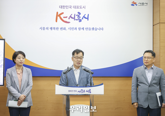 시흥시가 정왕2동 분동을 위한 언론브리핑을 하고 있다.(사진=시흥시청)
