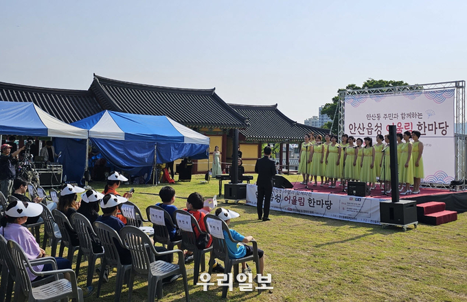 안산시 상록구여성합창단이 안산 읍성 어울림한마당에서 찾아가는 음악회를 진행하고 있다.(사진=안산시청)