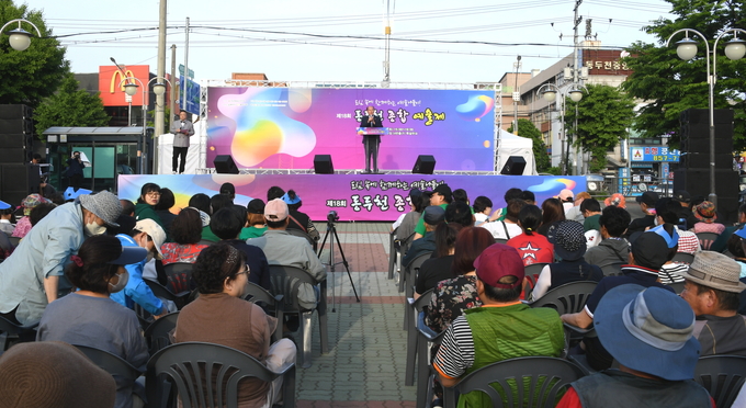 박형덕 동두천시장이 도심 속 함께하는 예술나들이! 제18회 동두천 종합예술제 개최에 인사말을 하고 있다. ⓒ 동두천시 제공