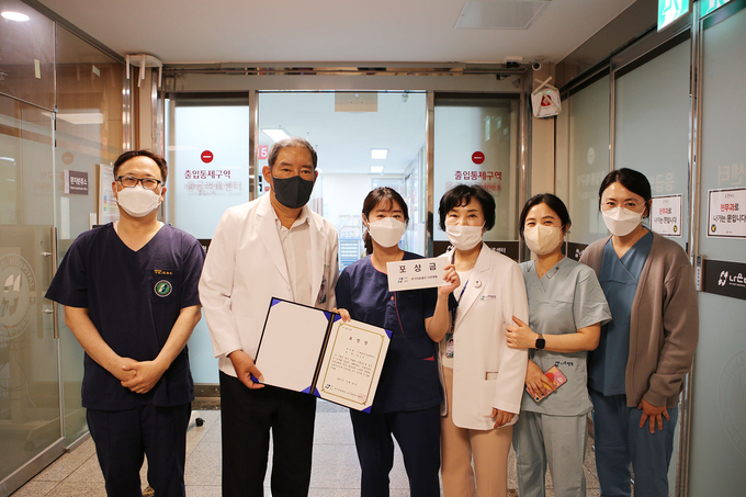 나은병원 하헌영 병원장이 응급처치로 소중한 목숨을 구한 박소연 간호사에게 금일봉과 표창을 하고 있다. ⓒ 나은병원 제공