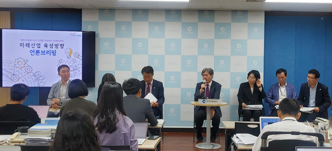 이남주 미래산업국장과 각 실과장이 기자들과 문답을 하고 있다. ⓒ 우리일보 db 