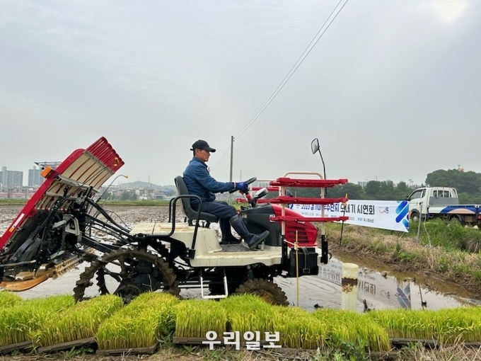 시흥시가 매화친환경2단지에농기계(이앙기) 1대를 전달하고 모내기 시연 행사를 진행하고 있다.(사진=시흥시청) 
