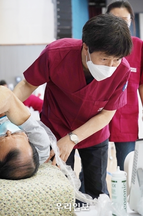 전두수 심장혈관내과 교수가 심장초음파검사를진행하고 있다.(사진=인천성모병원)