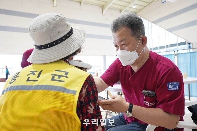 윤정섭 심장혈관흉부외과 교수가 경동맥초음파검사를 진행하고 있다.(사진=인천성모병원)