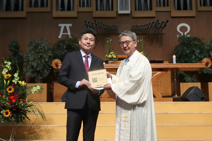 김정헌 중구청장이 중구 내리교회 위기가구 돌봄체계 구축 협햑 하고 있다. ⓒ 중구청 제공