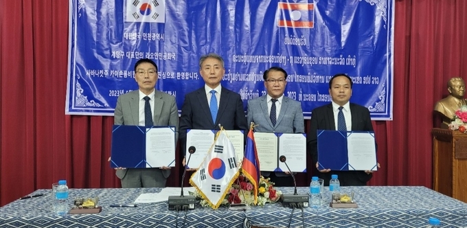  윤환 계양구청장이, 라오스 사바나켓주 카이손폼비한시와 우호교류 의향서 체결 후 기념촬영을 하고 있다. ⓒ 계양구 제공
