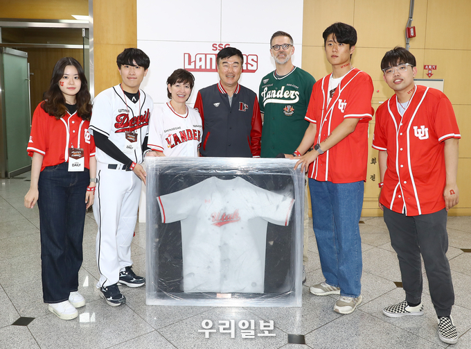 밋지 몬토야 유타대 부총장(가운데), 민경삼 SSG 랜더스 대표이사, 그레고리 힐 유타대 아시아캠퍼스 대표와 학생들이 선물 교환을 하며 기념사진을 촬영하고 있다.(사진=유타대 아시아캠퍼스)