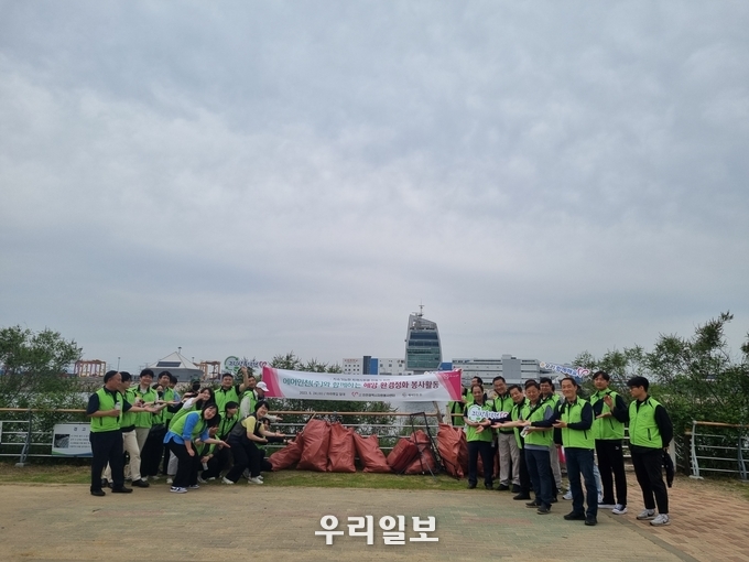 인천시자원봉사센터가 에어인천(주)와 함께하는 해양환경정화 봉사활동을 진행하고 기념촬영을 하고 있다.(사진=인천시자원봉사센터)
