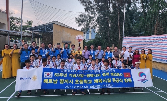 베트남 땀끼시 초등학교에 체육시설 조성사업 지원 후 기념촬영을 하고 있다. ⓒ 평택시 제공
