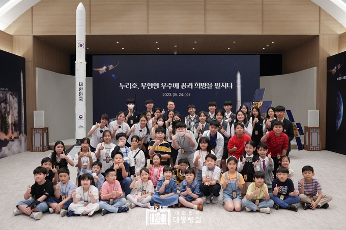 5월 24일 윤석열 대통령은 누리호 3차 발사를 함께 시청하기로 했던 초중고생들과 함께 대통령실을 둘러보며 대화의 시간을 가졌다.ⓒ 대통령실 제공