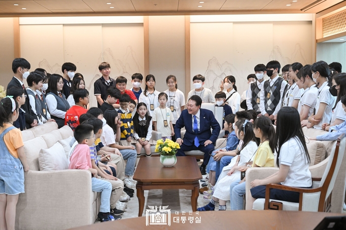 5월 24일 윤석열 대통령은 누리호 3차 발사를 함께 시청하기로 했던 초중고생들과 함께 대통령실을 둘러보며 대화의 시간을 가졌다.ⓒ 대통령실 제공