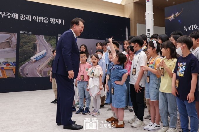 5월 24일 윤석열 대통령은 누리호 3차 발사를 함께 시청하기로 했던 초중고생들과 함께 대통령실을 둘러보며 대화의 시간을 가졌다.ⓒ 대통령실 제공
