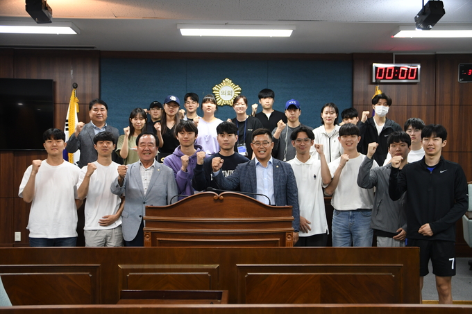 인하대 스포츠학과 학생들이 미추홀구의회 견학 프로그램을 가지고 있다. ⓒ 미추홀구 제공