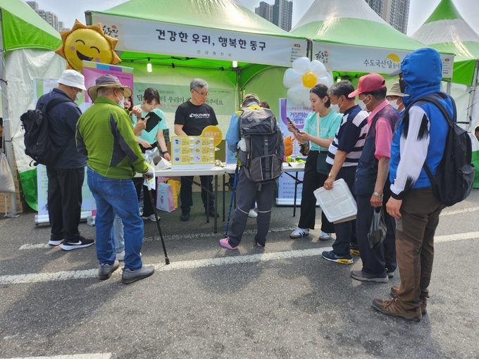 동구 보건소가 화도진축제기간동안 세계 금연의 날 맞아 캠페인 전개하고 있다. ⓒ 동구청 제공